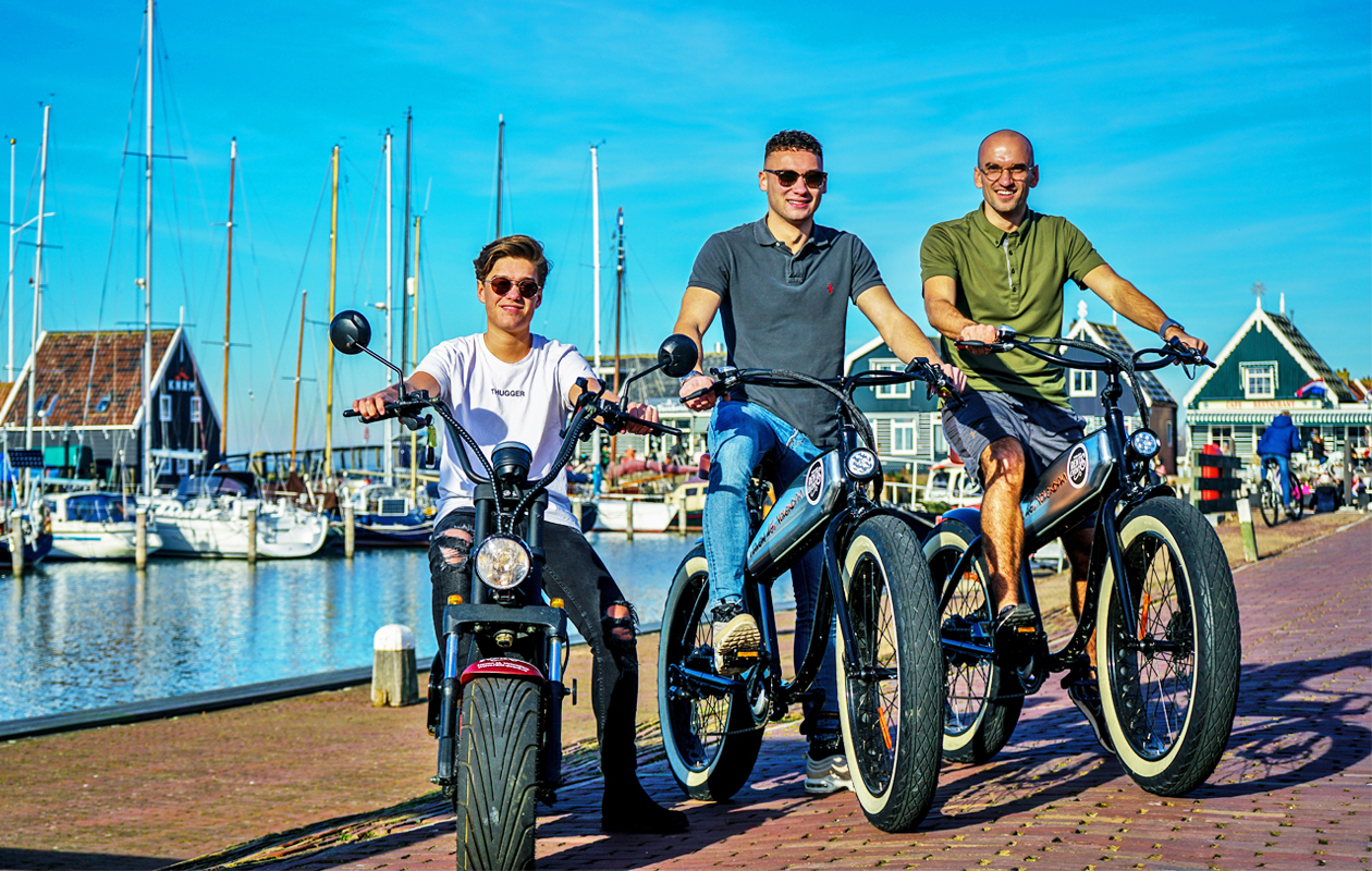 Touren met een e-scooter, inclusief boottocht en foto in klederdracht