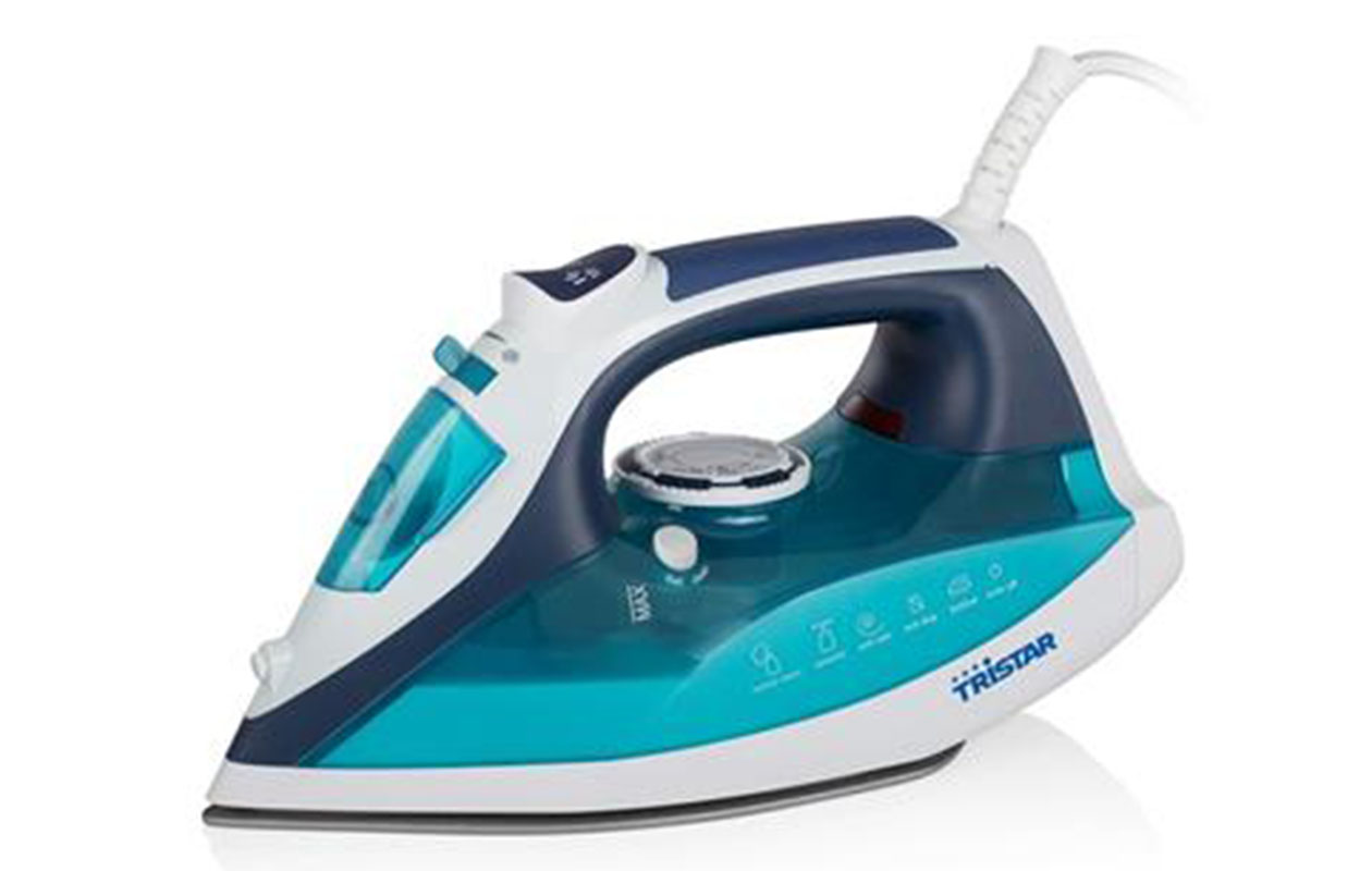 Strijk je kleding geheel kreukvrij met de Tristar ST-8330 stoomstrijkijzer