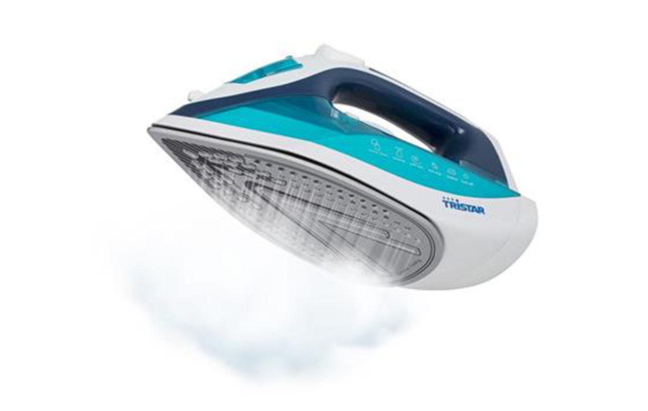 Strijk je kleding geheel kreukvrij met de Tristar ST-8330 stoomstrijkijzer