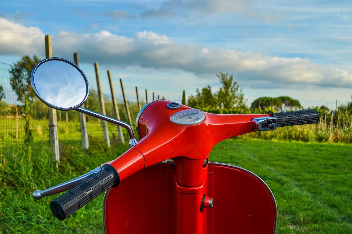 Huur een Vespa scooter voor een dag (8 uur) bij Vespa Limburg
