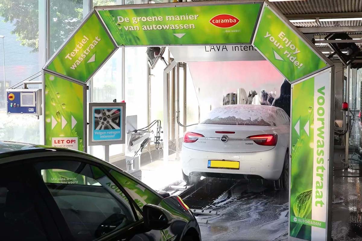 Wasbeurt bij Autoradam in Amsterdam