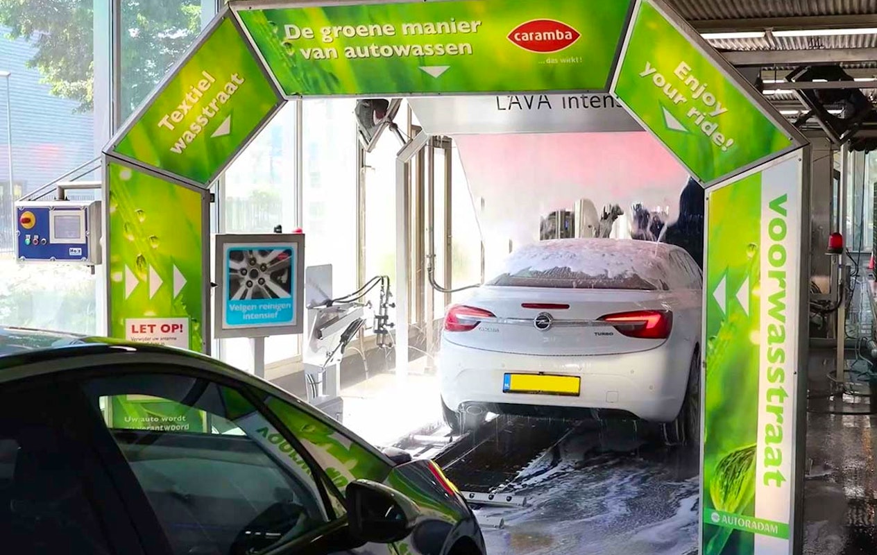 Wasbeurt bij Autoradam in Amsterdam