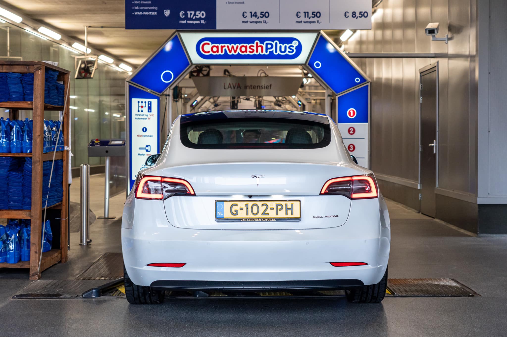 Wasbeurt bij CarwashPlus Haarlem of Purmerend