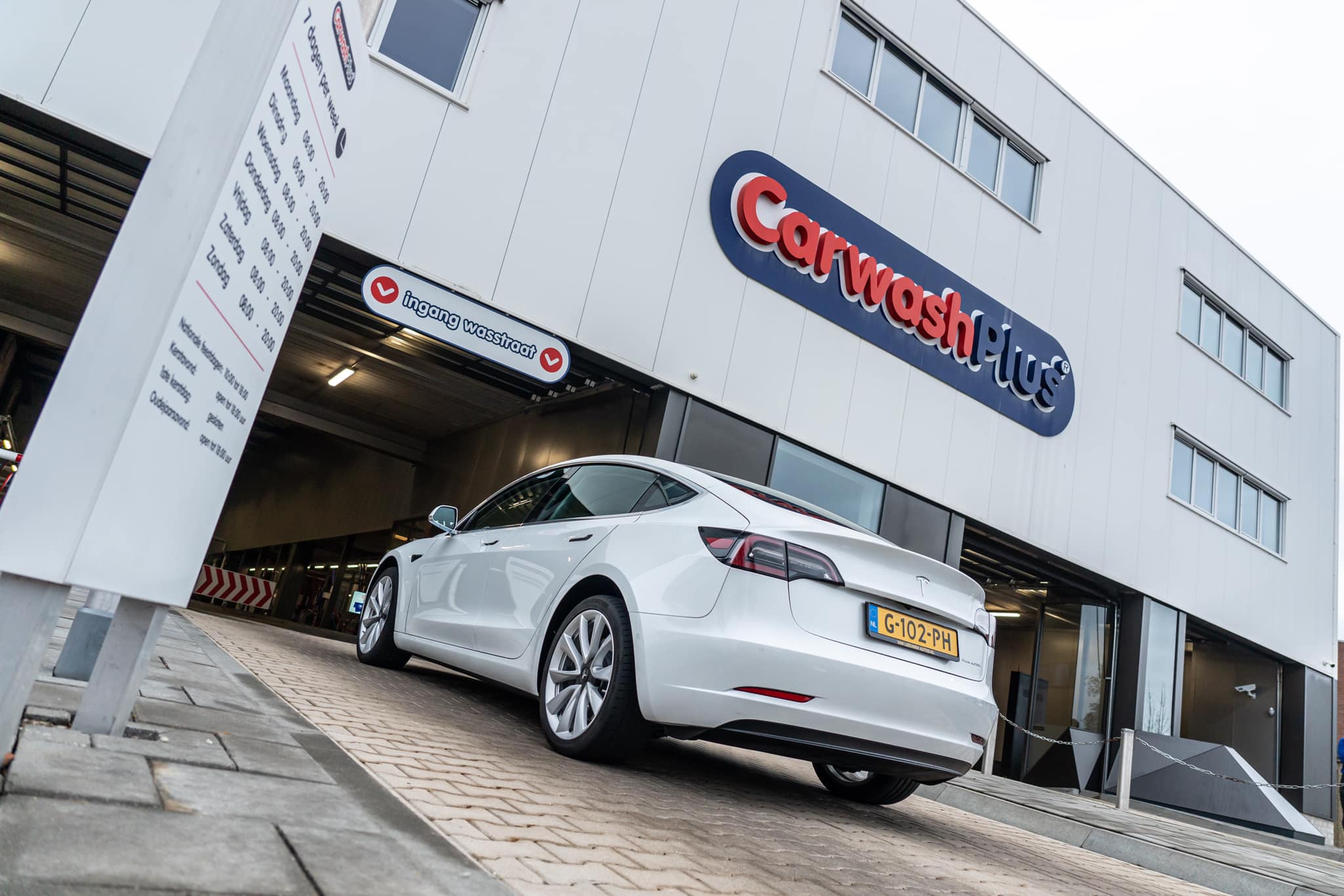 Wasbeurt bij CarwashPlus Haarlem of Purmerend