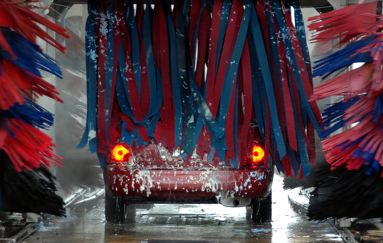 Wasbeurt bij IZI Carwash in Oosterhout