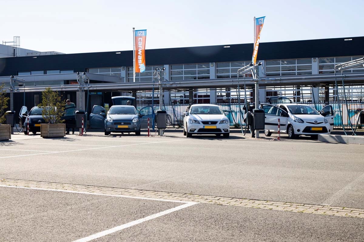 Wasbeurt bij IZI Carwash in Oosterhout