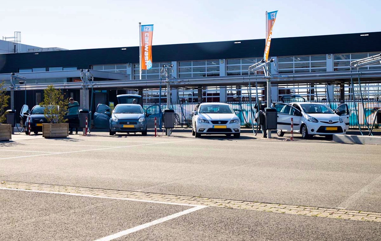 Wasbeurt bij IZI Carwash in Oosterhout