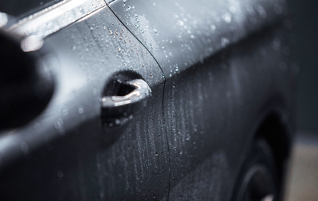 Wasbeurt bij IZI Carwash in Oosterhout