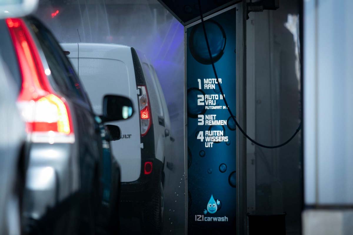 Wasbeurt bij IZI Carwash in Oosterhout