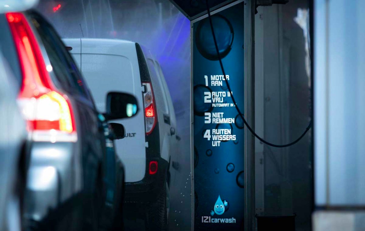 Wasbeurt bij IZI Carwash in Oosterhout
