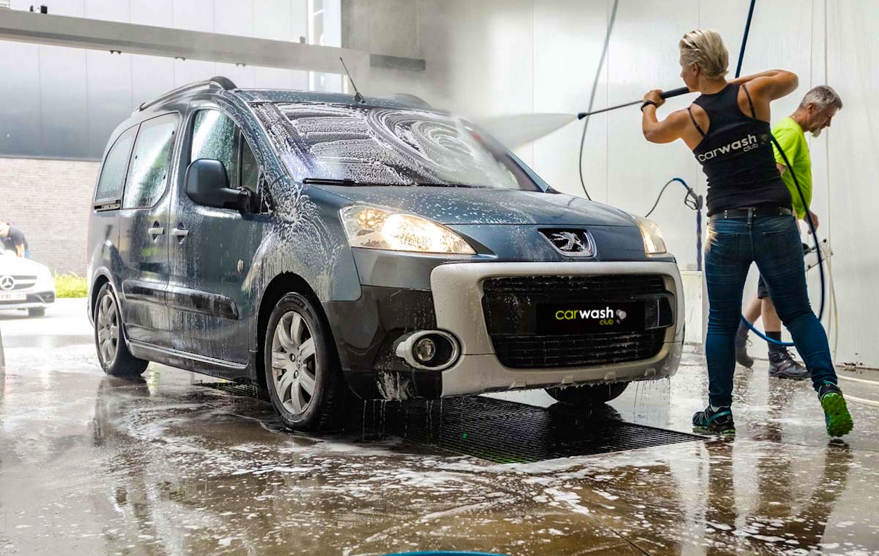Wasbeurt bij Carwash Club in Bree of Pelt