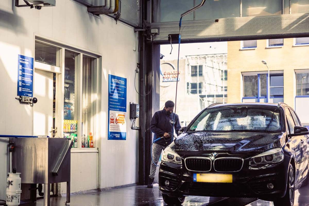 Wasbeurt bij Carwash Factory Roosendaal
