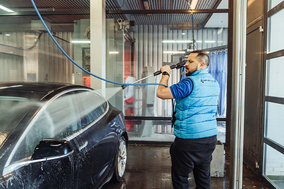 Wasbeurt bij Carwash Haaglanden in Den Haag 