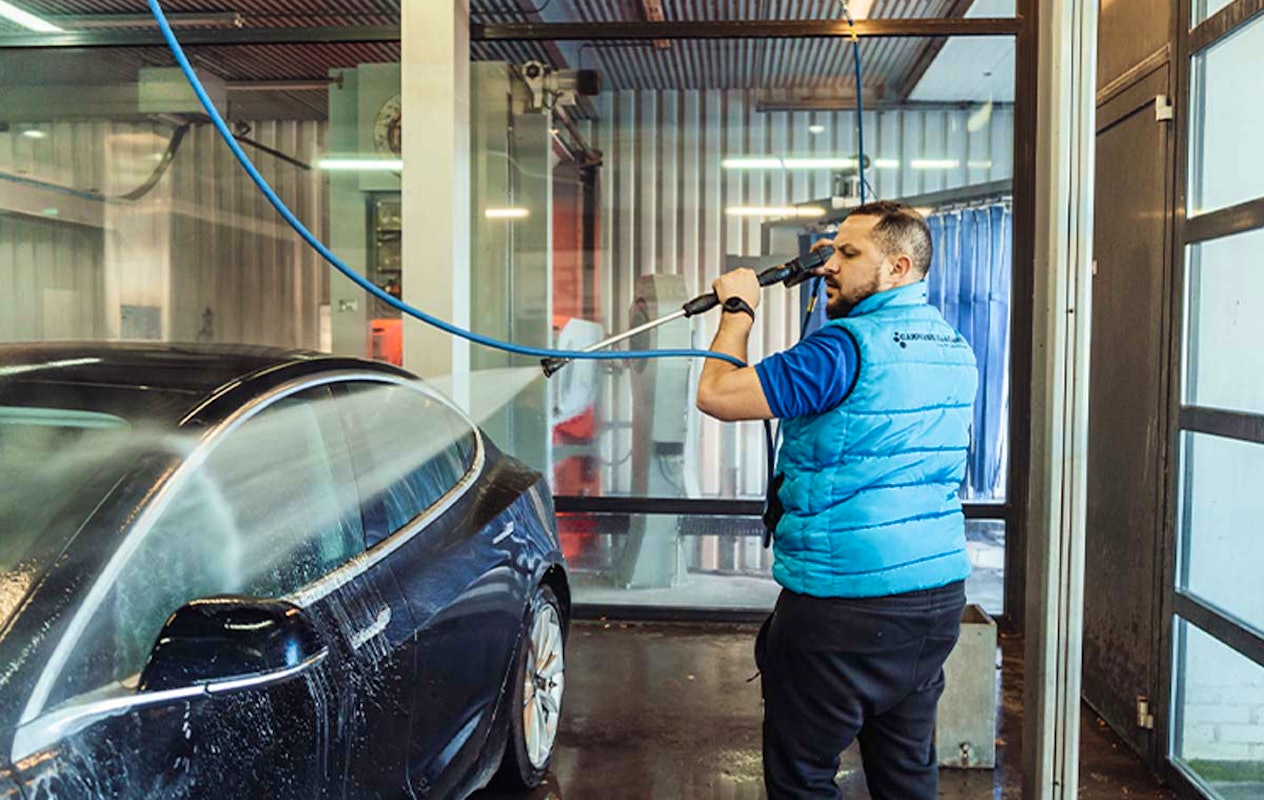 Wasbeurt bij Carwash Haaglanden in Den Haag