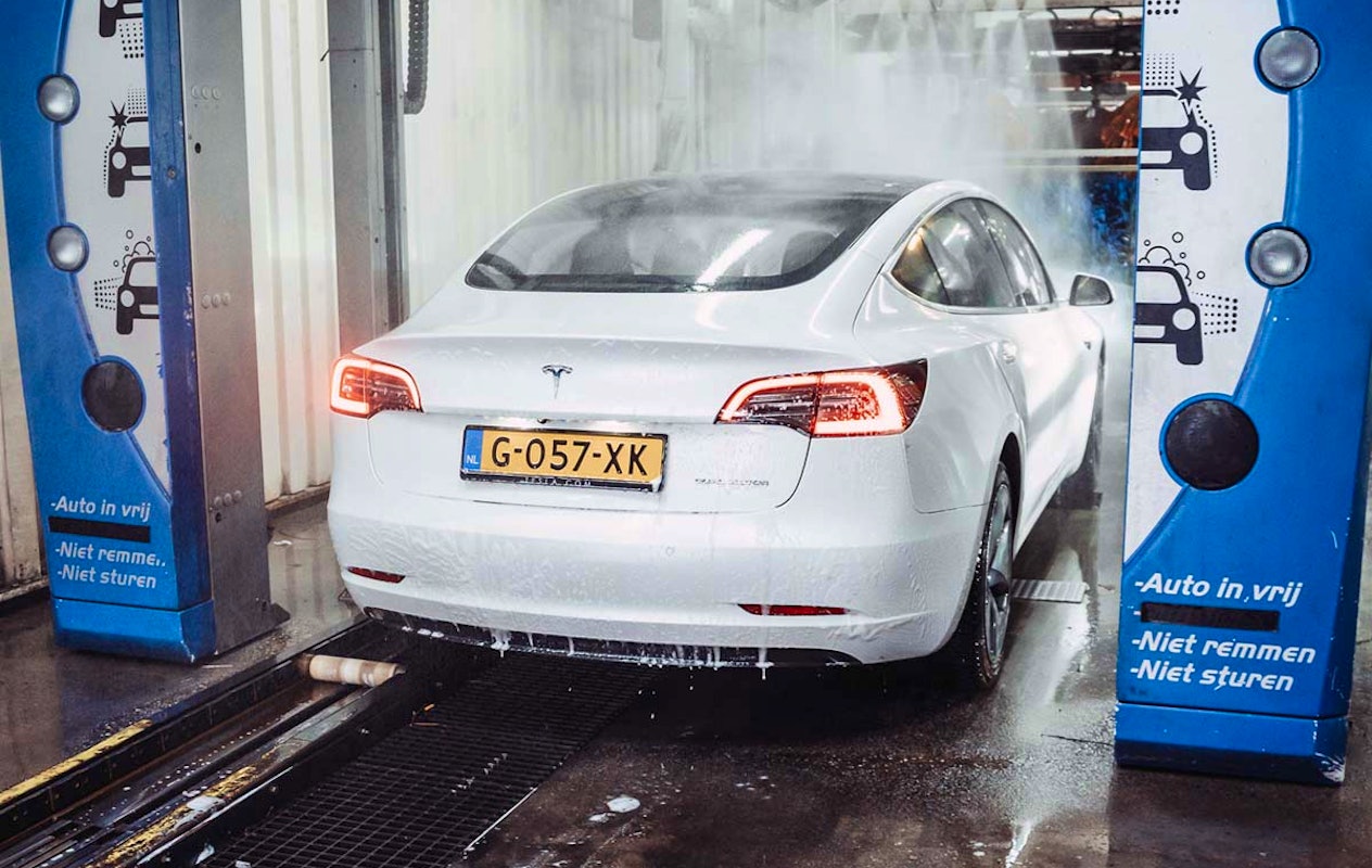 Wasbeurt bij Carwash Haaglanden in Den Haag