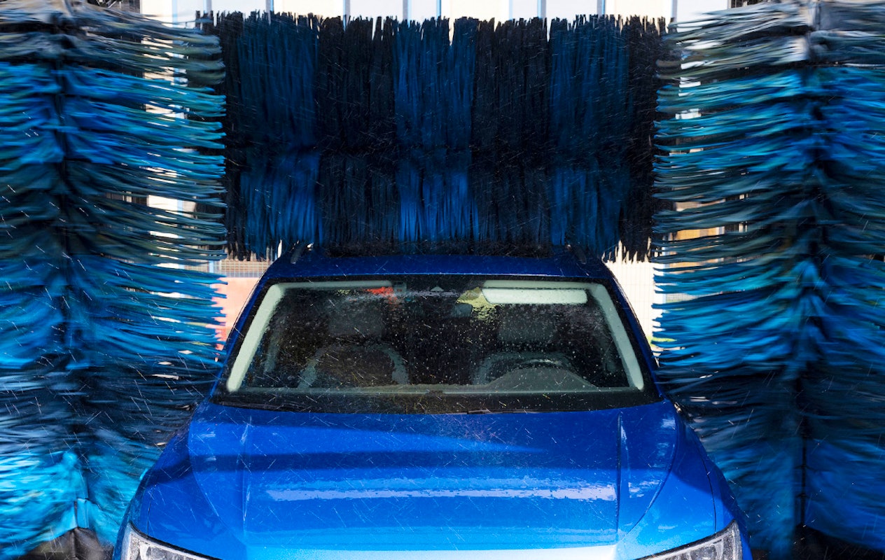 Wasbeurt bij Carwash Plaza in Nieuw-Vennep