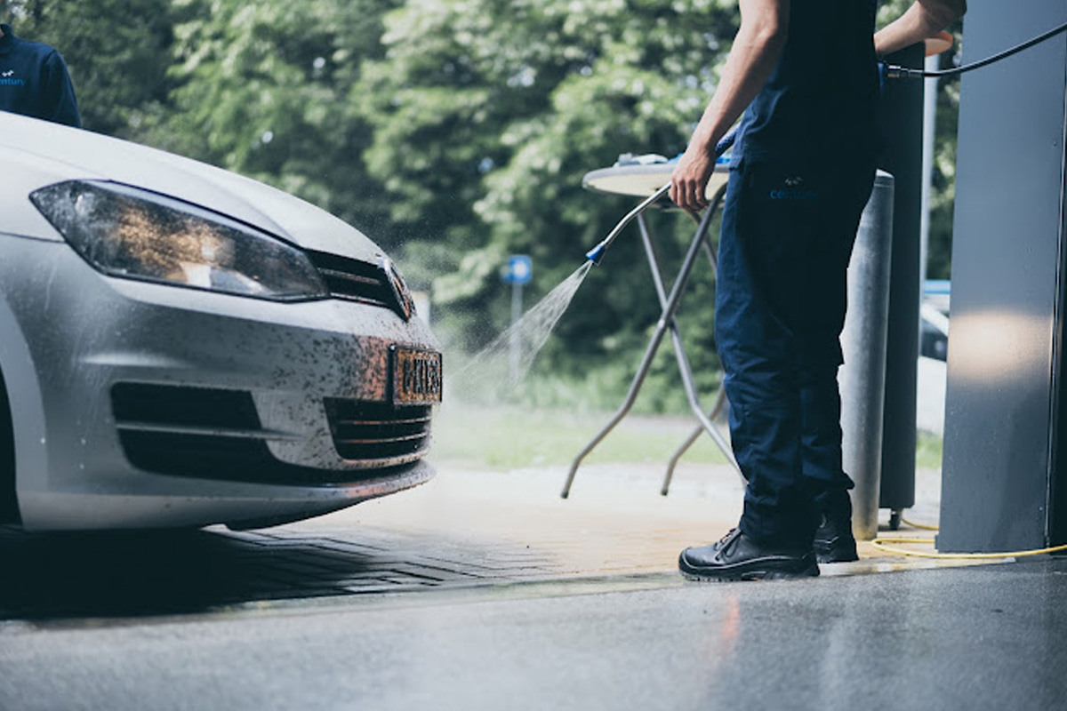 Wasbeurt bij Century Wasstraat in Groningen