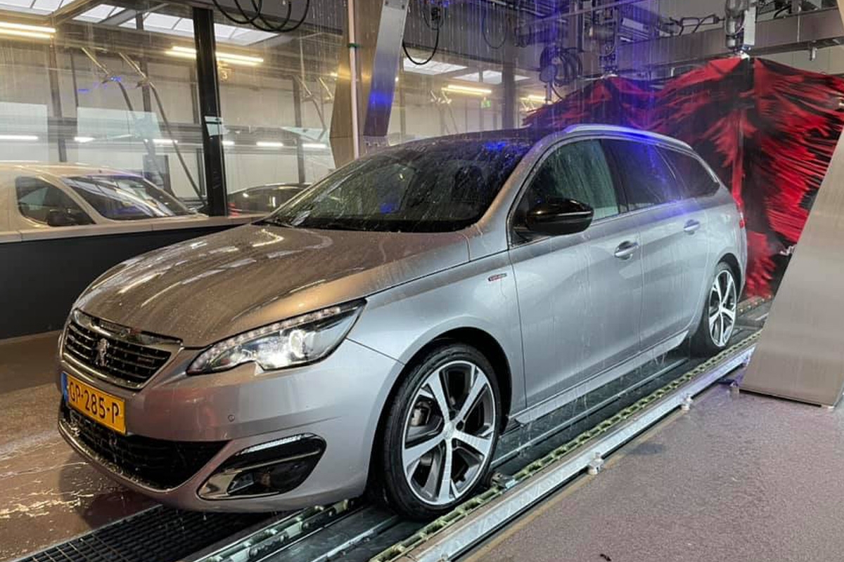 Wasbeurt bij wasstraat Clean = Clean in Rhoon