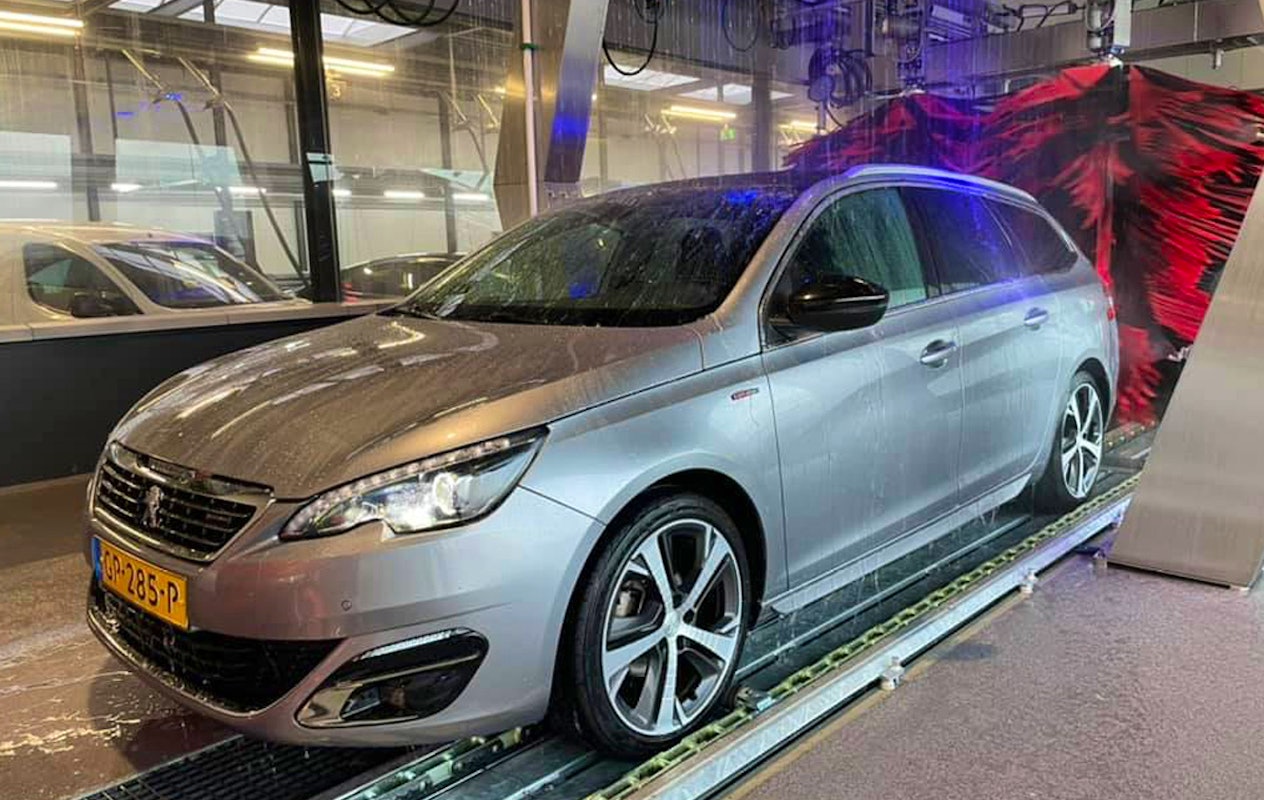 Wasbeurt bij wasstraat Clean = Clean in Rhoon