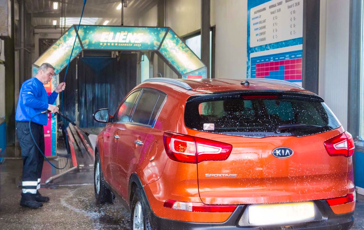 Wasbeurt bij Eliëns Carwash Area in Veldhoven