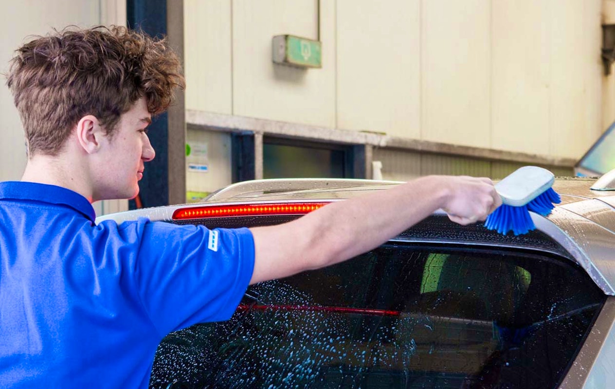 Wasbeurt bij Eliëns Carwash Area in Veldhoven