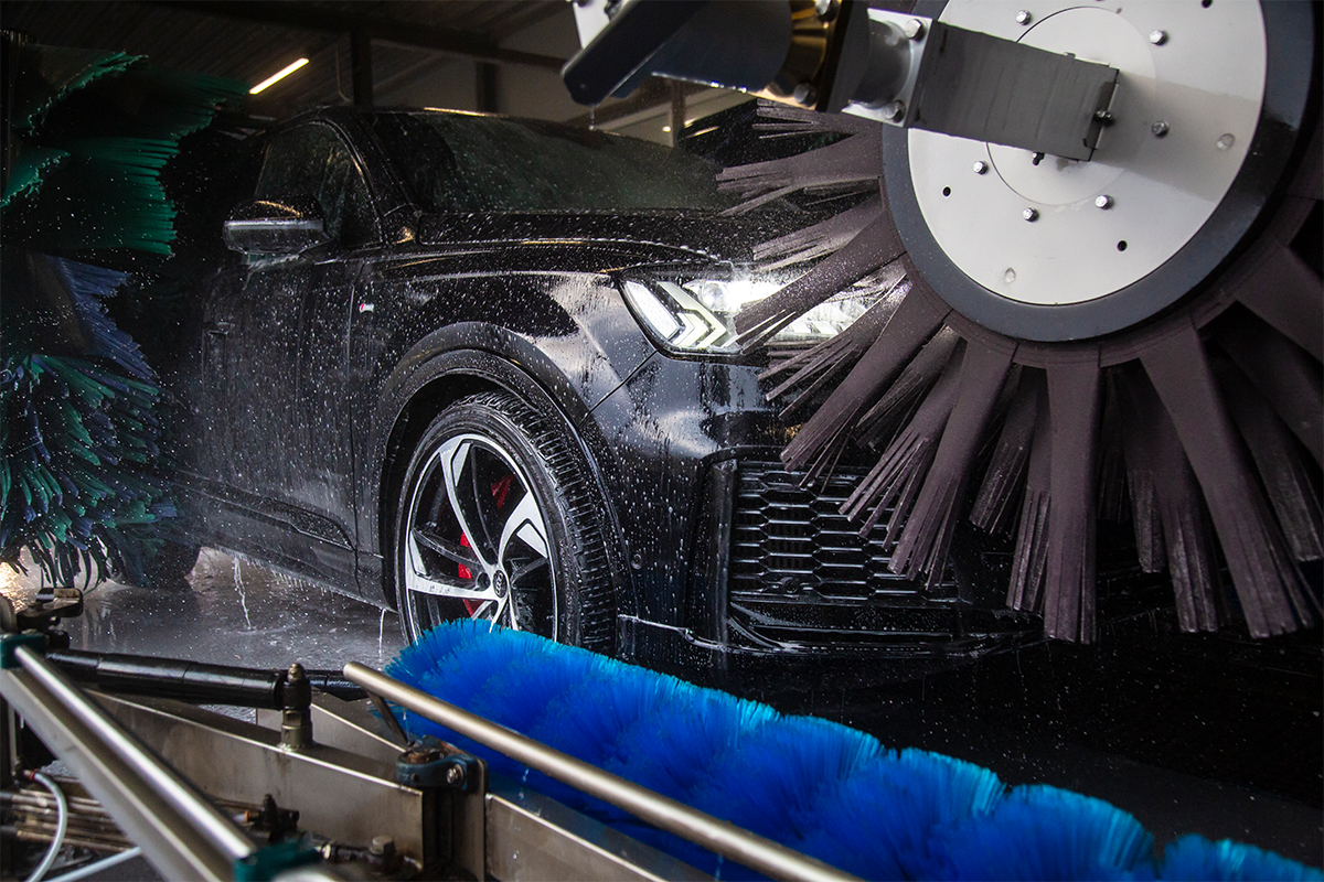 Wasbeurt bij Geling's Langste Autowasstraat