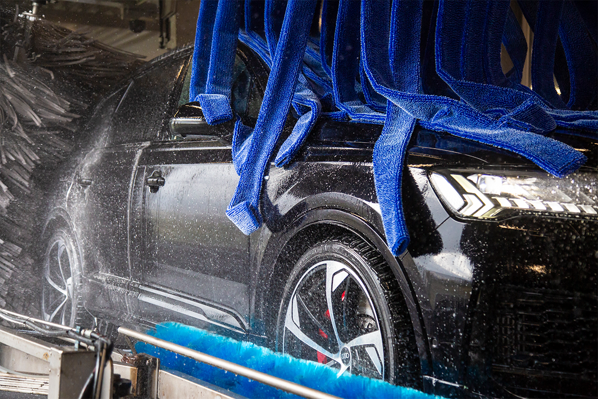 Wasbeurt bij Geling's Langste Autowasstraat