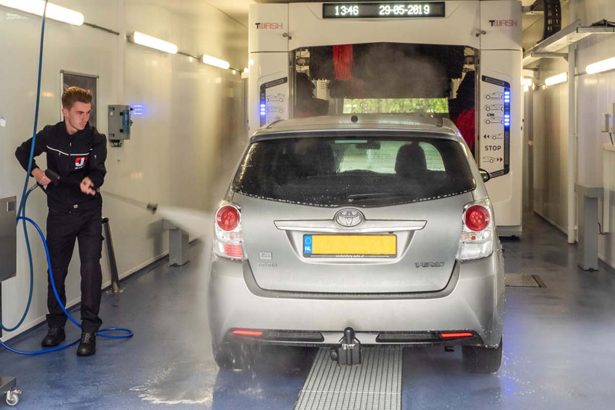 Wasbeurt bij JelCo Carwash in Helmond