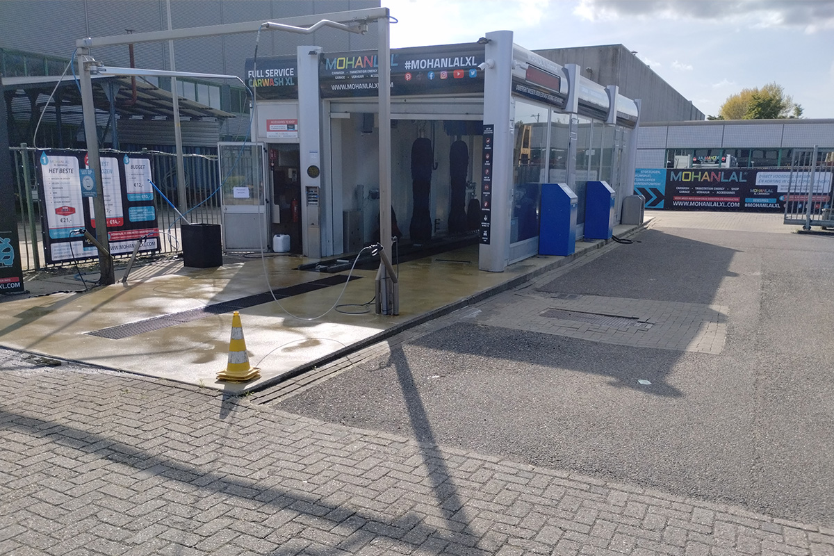 Wasbeurt bij MOHANLAL XL Tankstation Carwash Sliedrecht