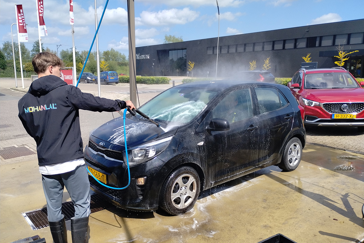Wasbeurt bij MOHANLAL XL Tankstation Carwash Sliedrecht
