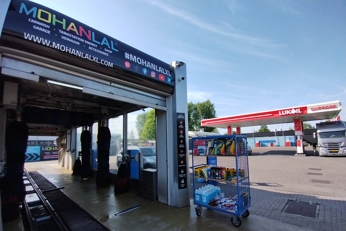 Wasbeurt bij MOHANLAL XL Tankstation Carwash Sliedrecht