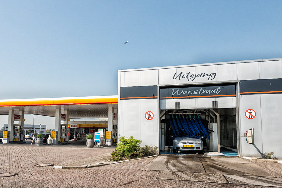 Wasbeurt bij Tankstation Zwart