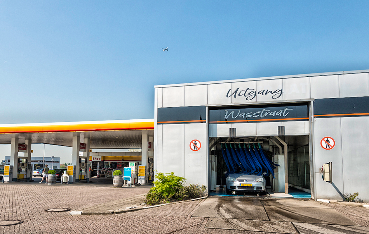 Wasbeurt bij Tankstation Zwart