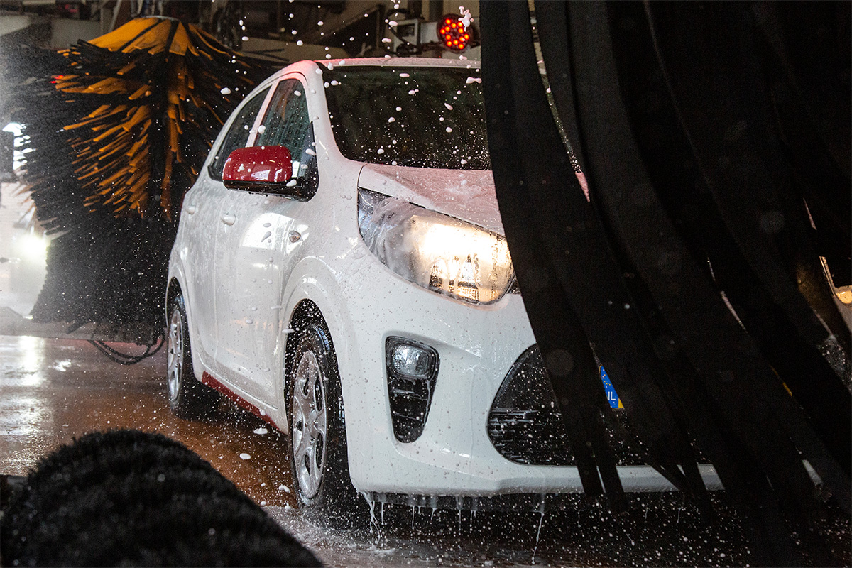 Wasbeurt bij Tankstation Zwart