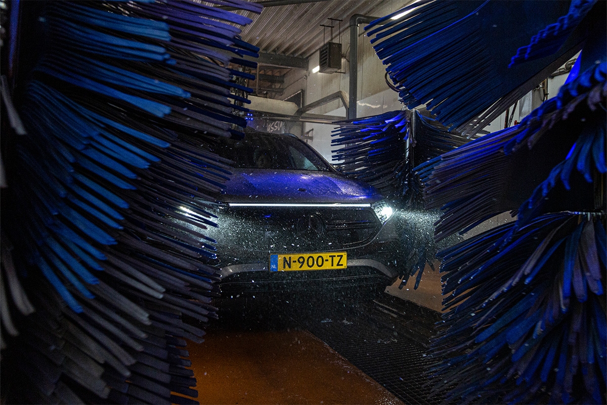 Wasbeurt bij Tankstation Zwart