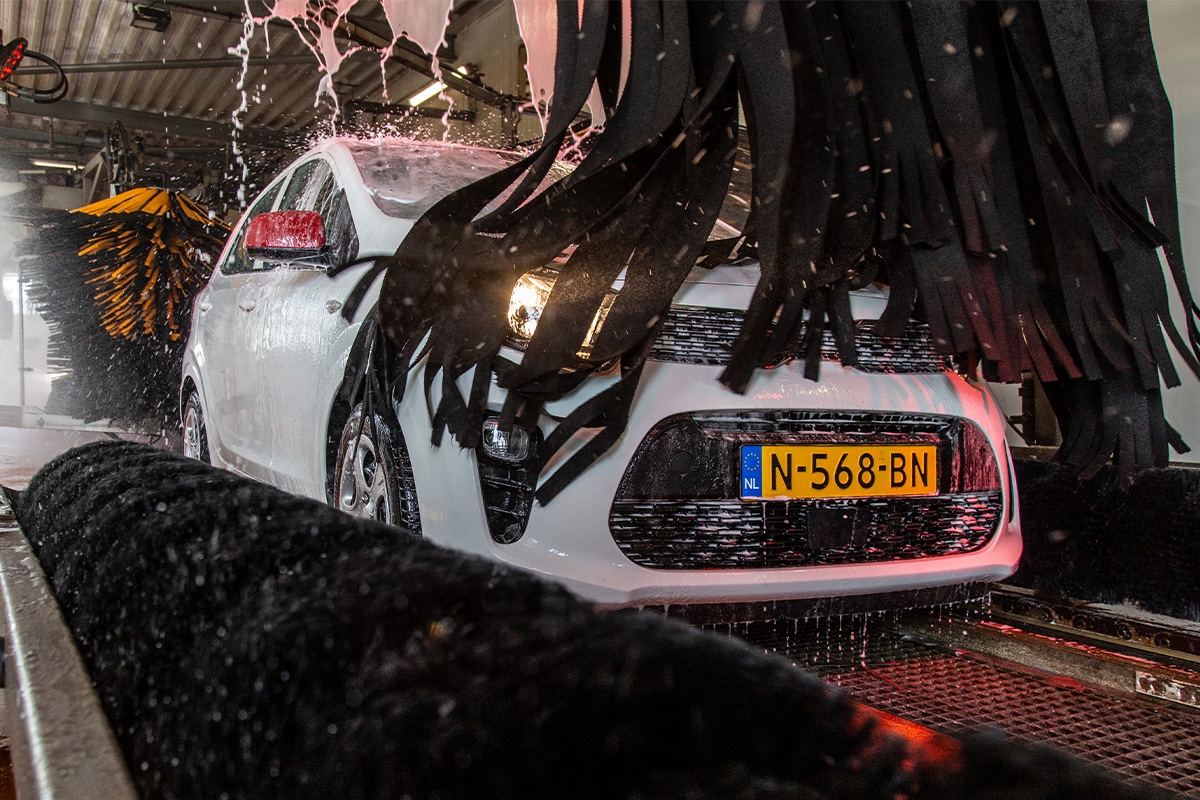 Wasbeurt bij Tankstation Zwart