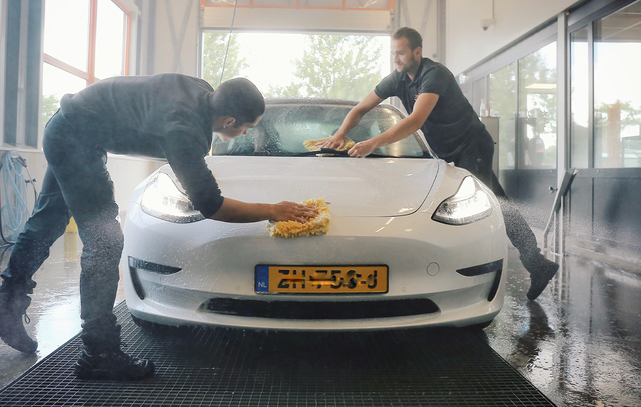 Wasbeurt bij Carwash 't Vosje in Oosterhout