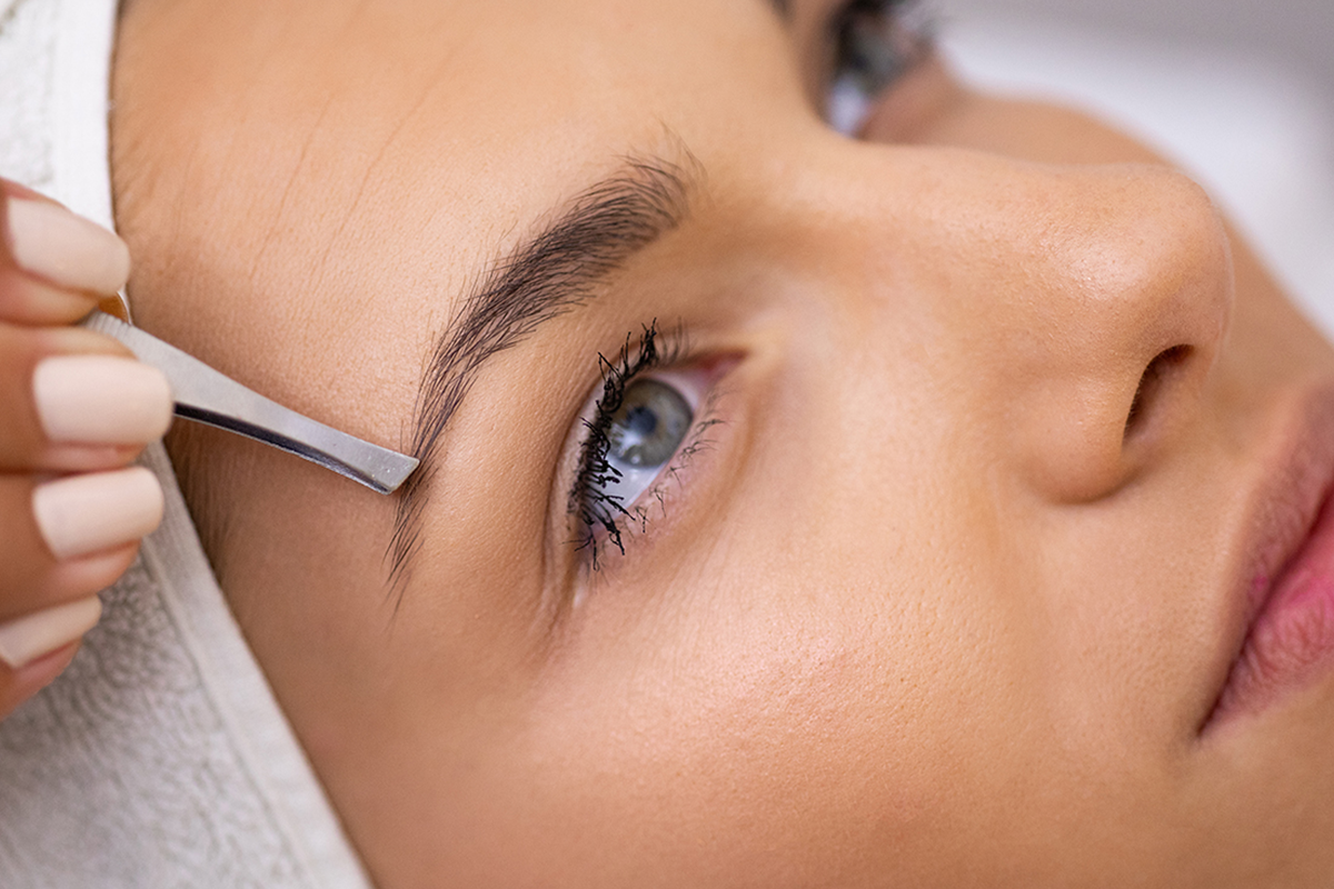 Wenkbrauwen epileren bij Case of Beauty